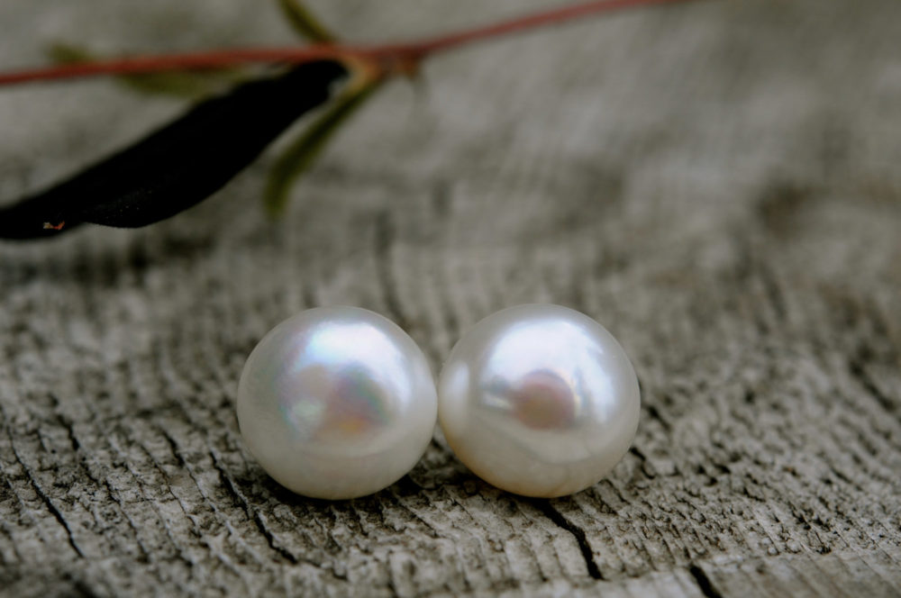 a clear moonlit night – 12mm extraordinaryly beautiful white pearl stud earrings, rainbow overtone vividly the suface of that gorgeous moon