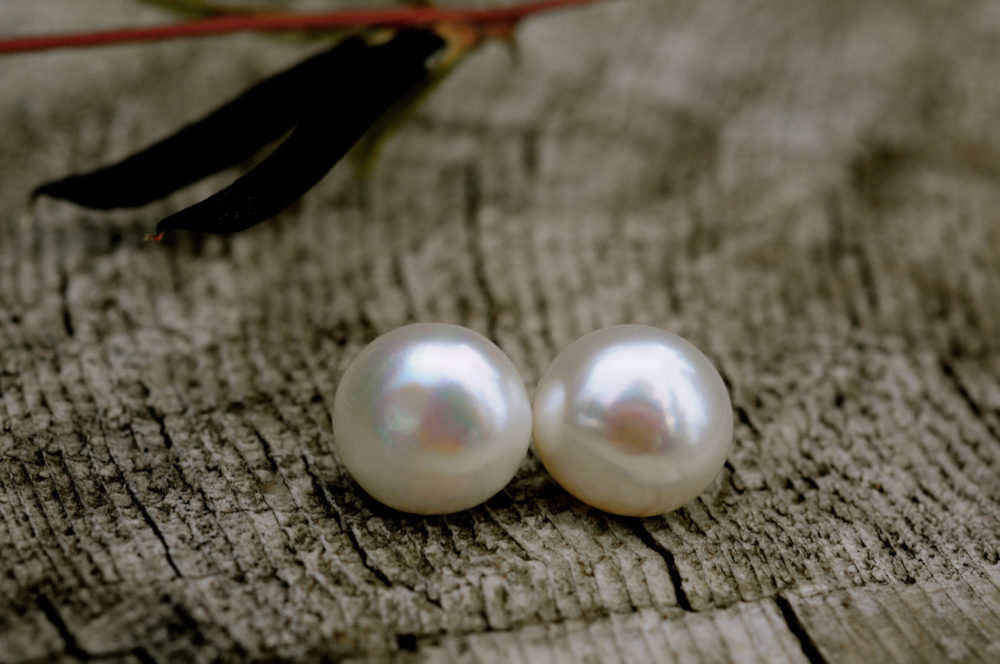 a clear moonlit night – 12mm extraordinaryly beautiful white pearl stud earrings, rainbow overtone vividly the suface of that gorgeous moon
