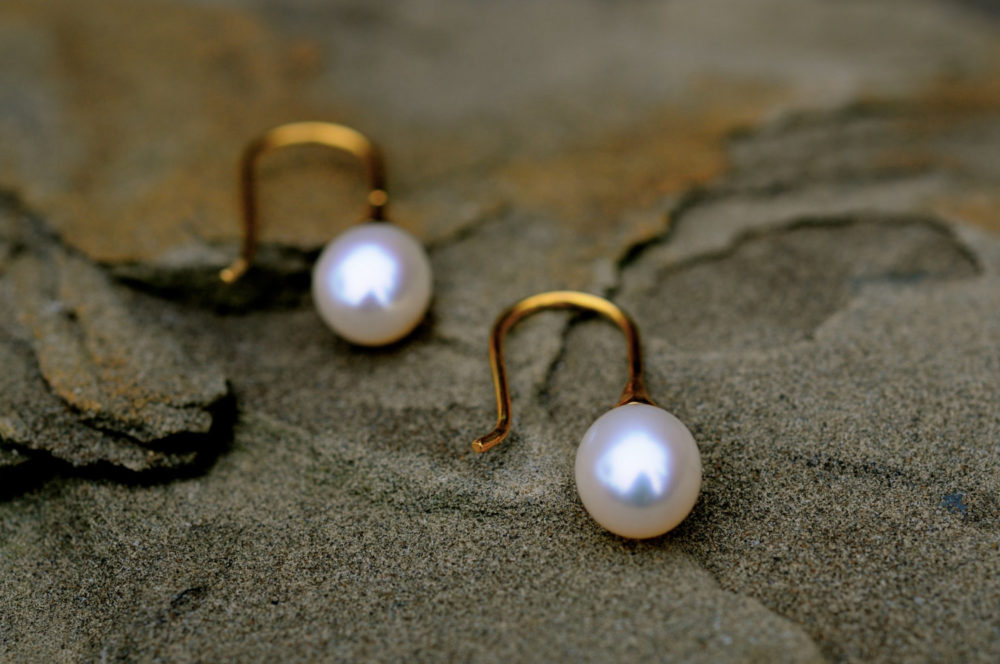 beautiful white pearl on gold earrings, classic pearl on gold earrings, teardrop whiter pearl earrings