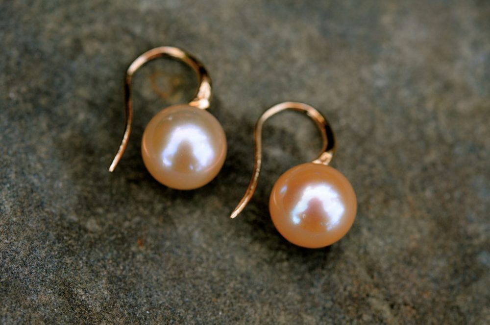 chic simple peach round pearl earrings on 18k gold vermeil, so perfect and so delightful