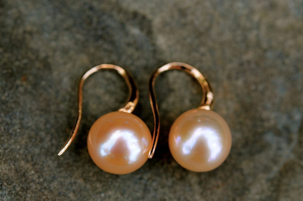 chic simple peach round pearl earrings on 18k gold vermeil, so perfect and so delightful