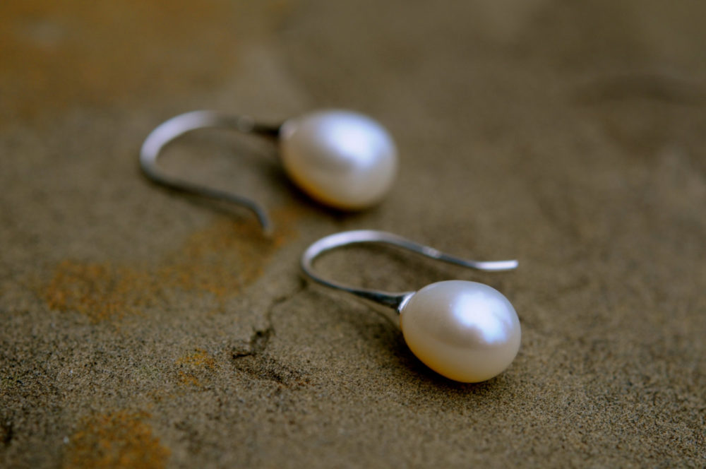 classic white pearl earrings, teardrop pearl earrings, single drop pearl earrings, white pearl and silver earrings