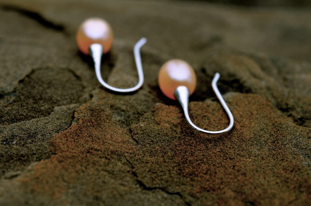 golden peach pearl drop earrings, teardrop pearl dangle earrings, simple chic elegant blond pearl earrings, peach pearl sets on silver