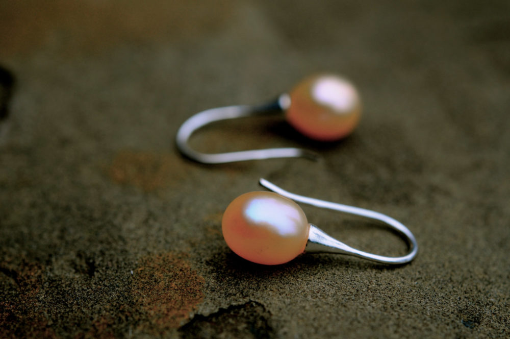 golden peach pearl drop earrings, teardrop pearl dangle earrings, simple chic elegant blond pearl earrings, peach pearl sets on silver