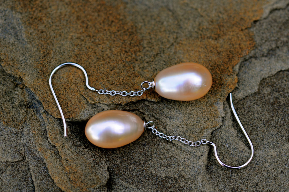 golden peach tear drop pearl earrings, single drop long dangle pearl earrings, pearl on silver chain earrings, simply elegant