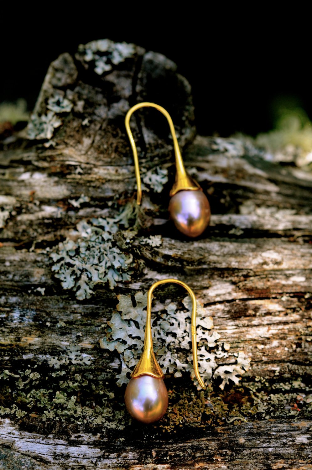 lavender pink pearls set in gold, gold and pearl earrings, large tear drop pearl earrings on gold