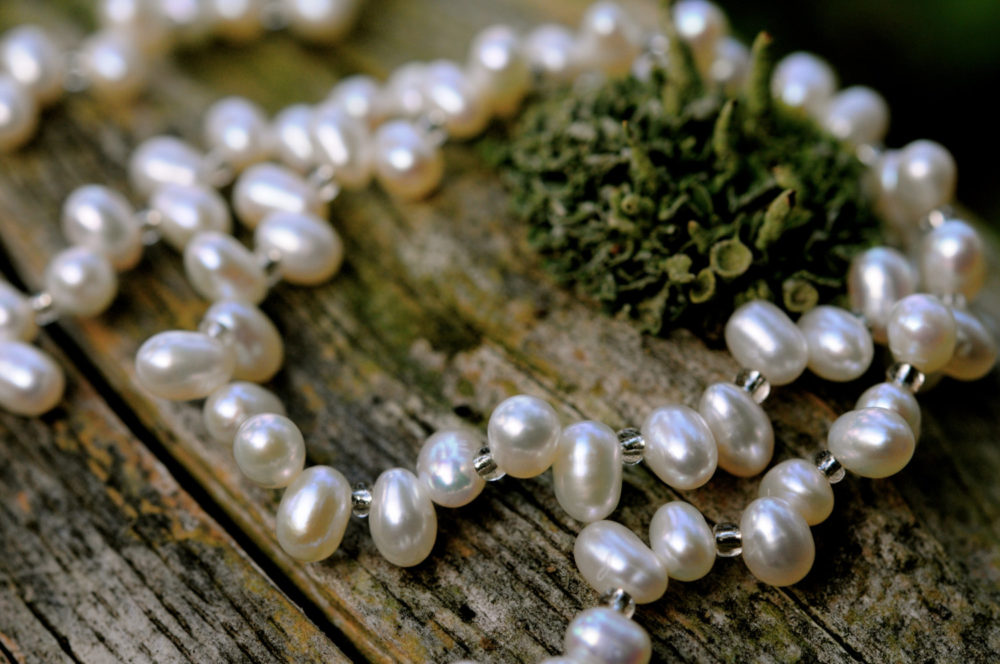 pretty white dancing pearl necklace bracelet set, delicate white pearl jewelry set, dancing pearl set