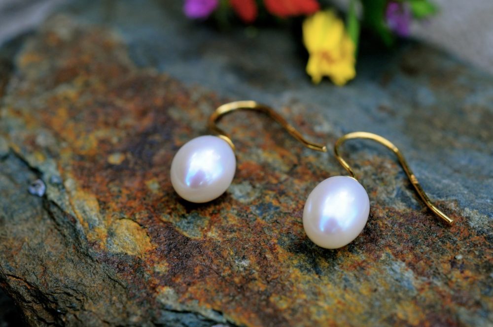 simple and chic, white pearl on gold, pearl single drop earrings