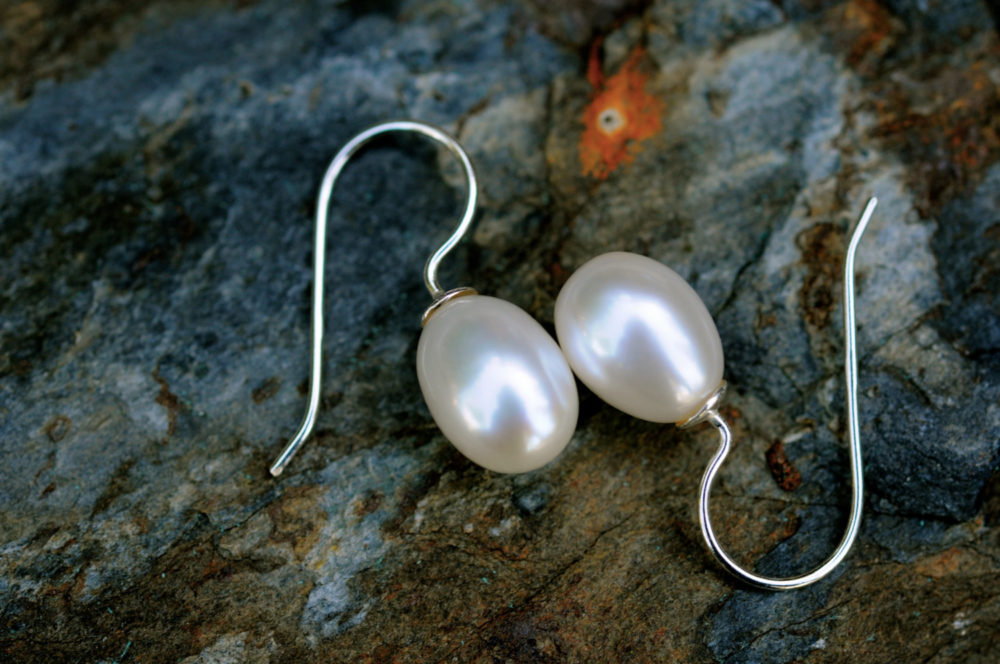 simple/chic pearl drop earrings, white pearl on silver, teardrop white pearl single drop earrings, the ultimate pearl earrings