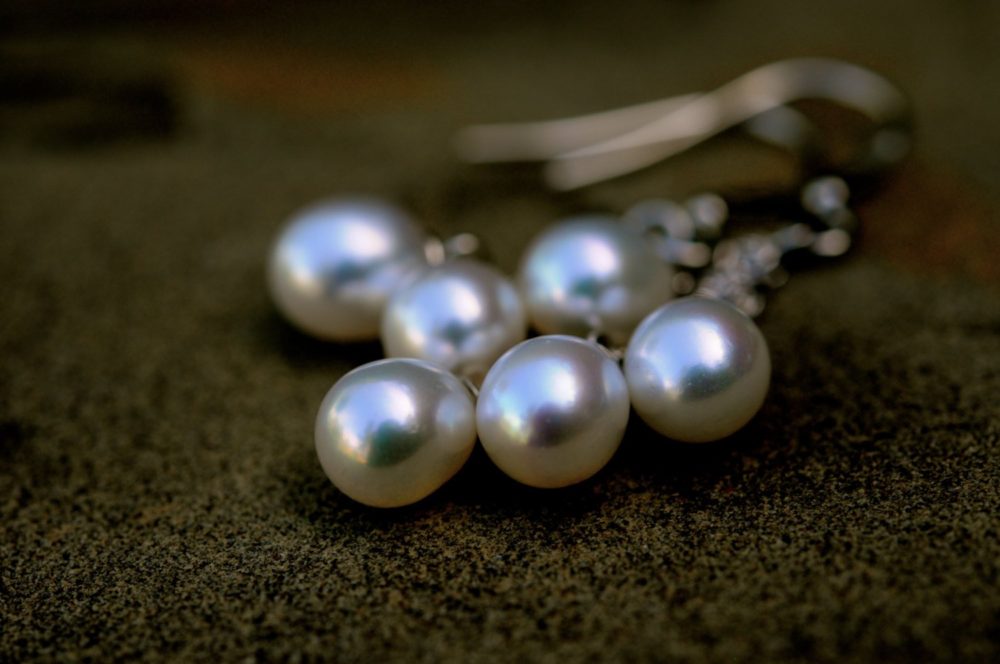 three white pearl dangle earrings, elegant classic pearl earrings, white pearl on silver chain earrings
