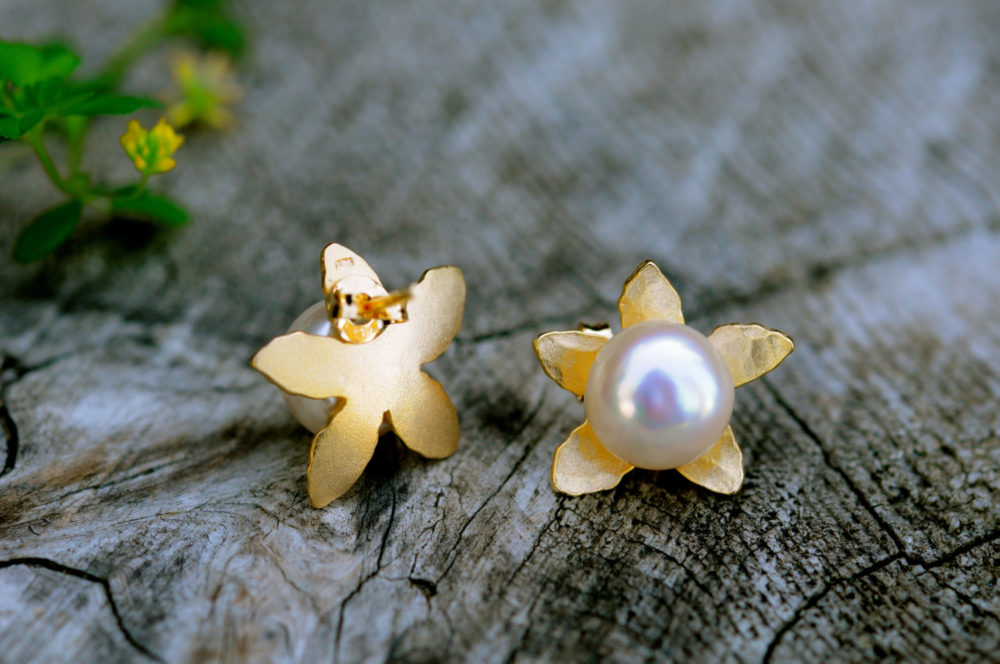 very pretty 11mm white pearl on gold flower earring studs, 11mm white pearl on vermeil earring studs, bridal white pearl earring on gold