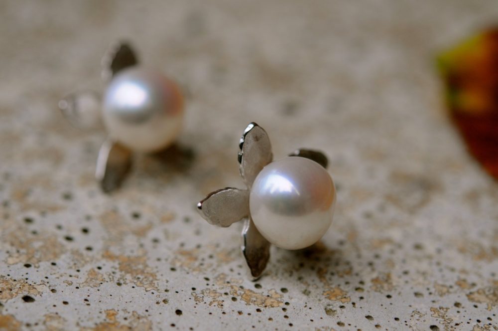 very pretty 11mm white pearl on silver flower earring studs, 11mm white pearl on silver earring studs, bridal white pearl earring studs