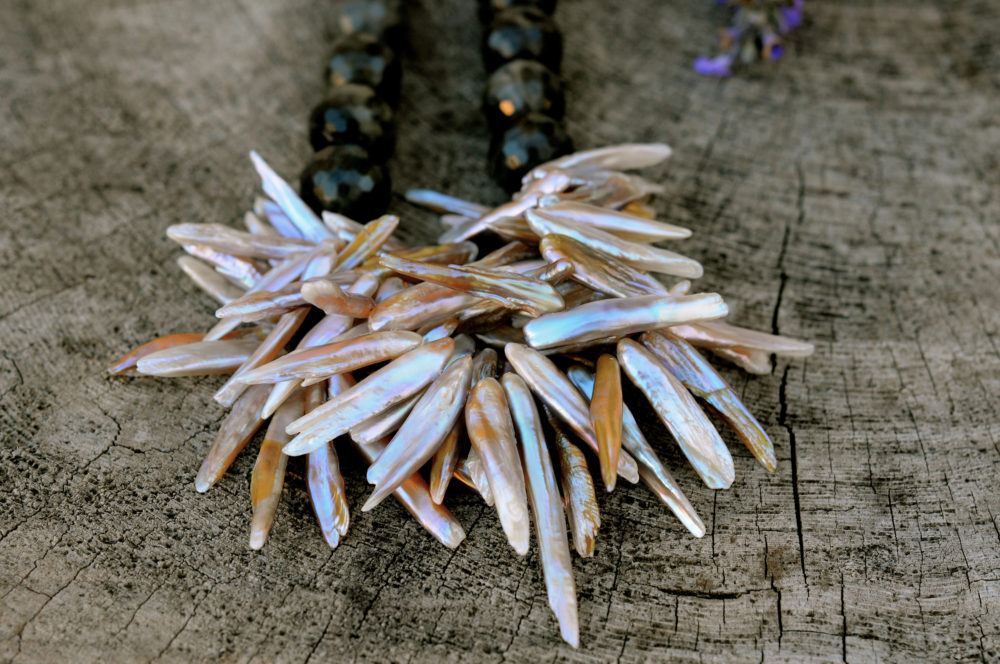 Stone Age 2019 – Labradorite met natural pearl of the wings